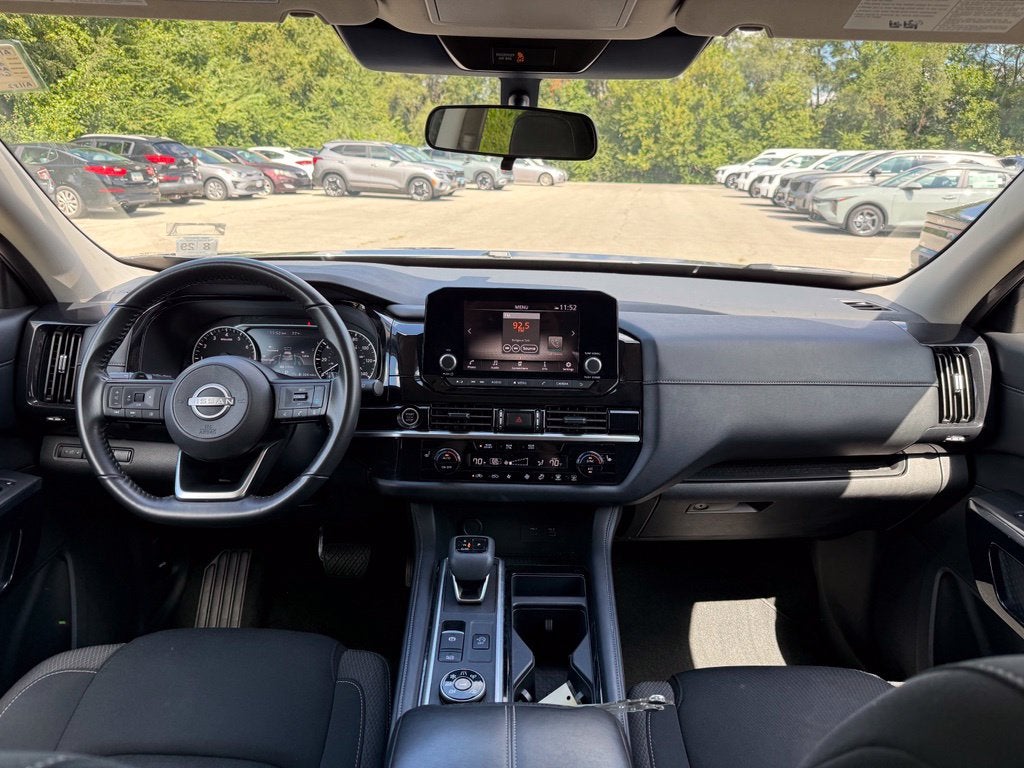 2024 Nissan Pathfinder SV